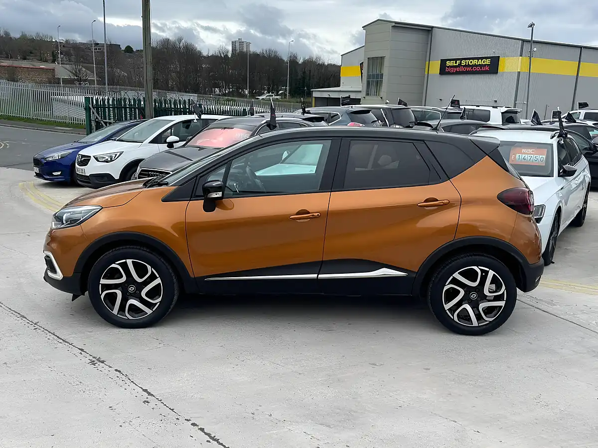 Used 2018 Renault Captur Iconic Orange - Interior and Exterior details 8