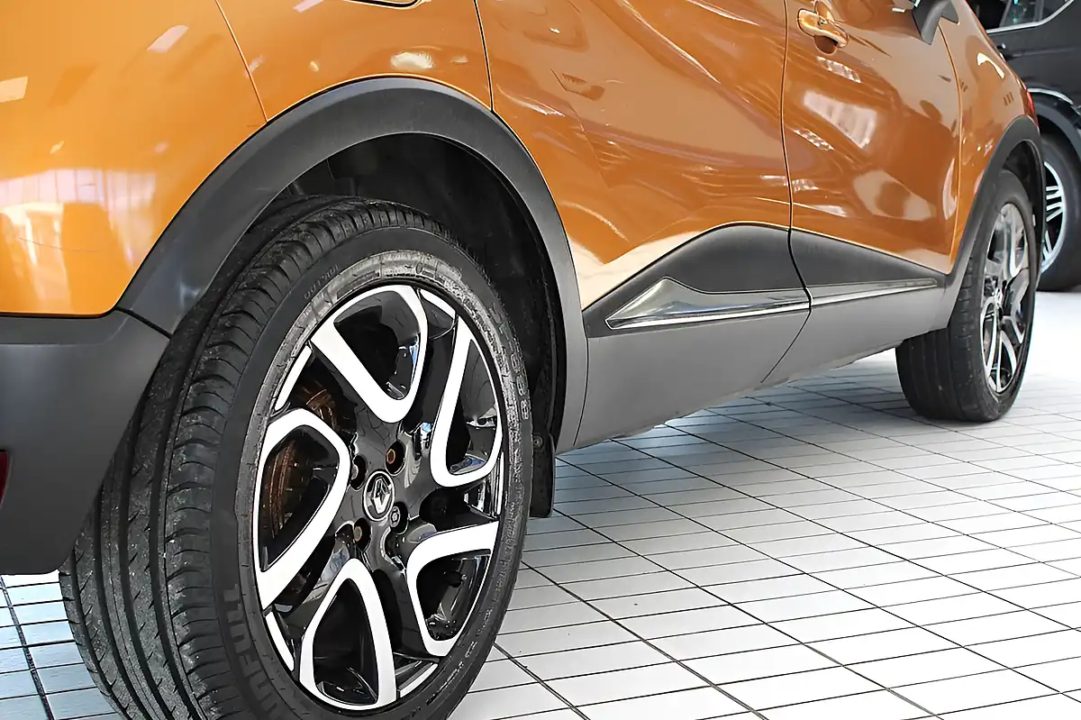 Used 2018 Renault Captur Iconic Orange - Interior and Exterior details 13