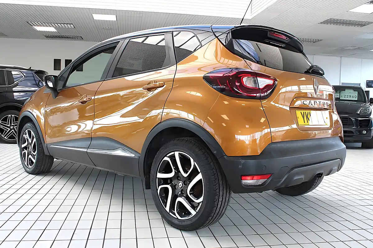 Used 2018 Renault Captur Iconic Orange - Interior and Exterior details 17