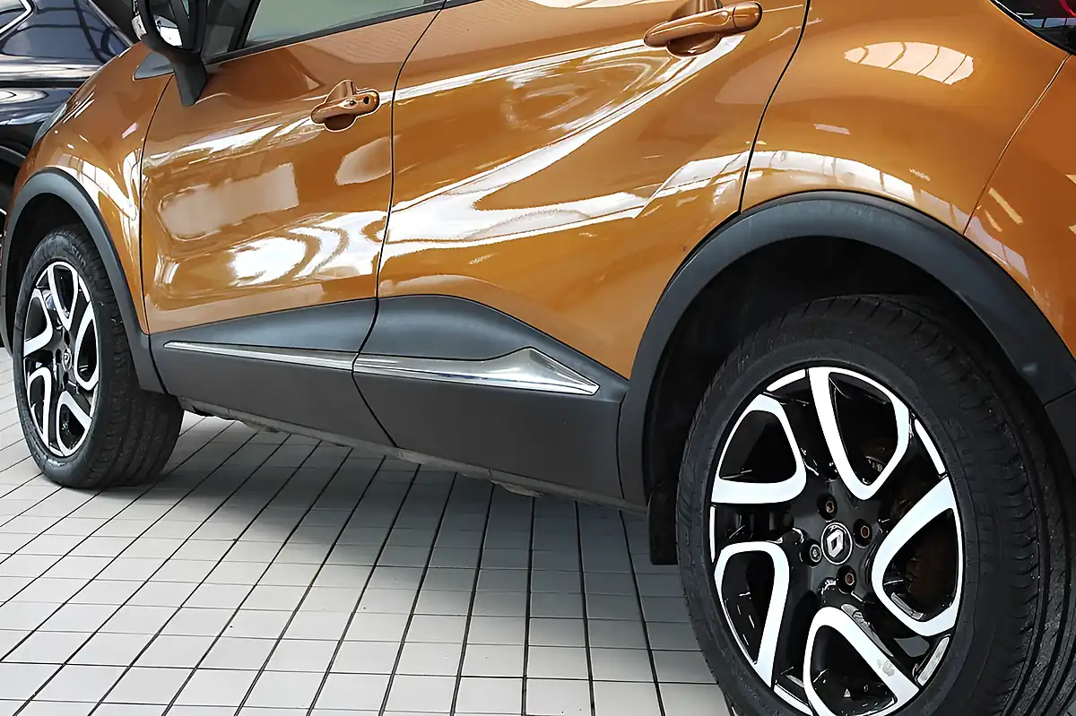 Used 2018 Renault Captur Iconic Orange - Interior and Exterior details 18