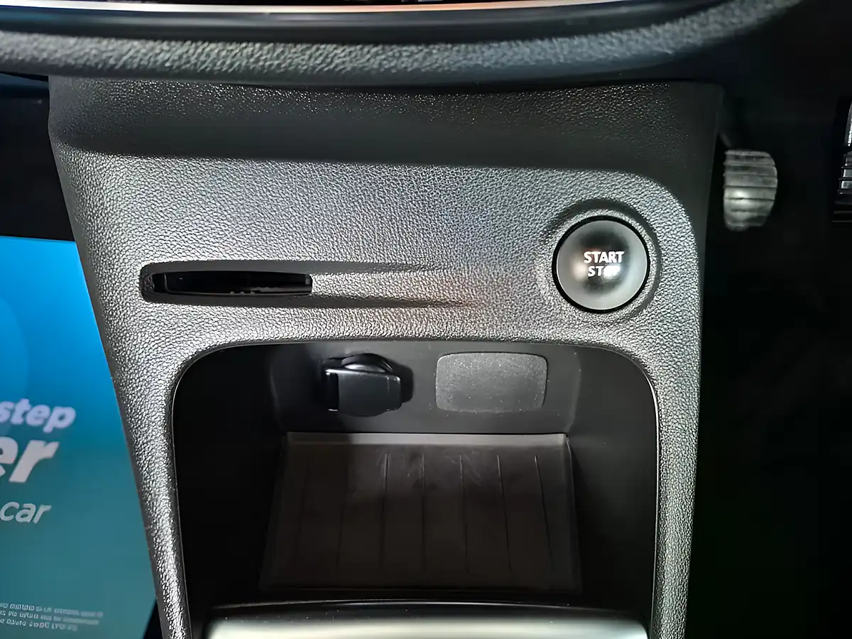 Used 2018 Renault Captur Iconic Red - Interior and Exterior details 13