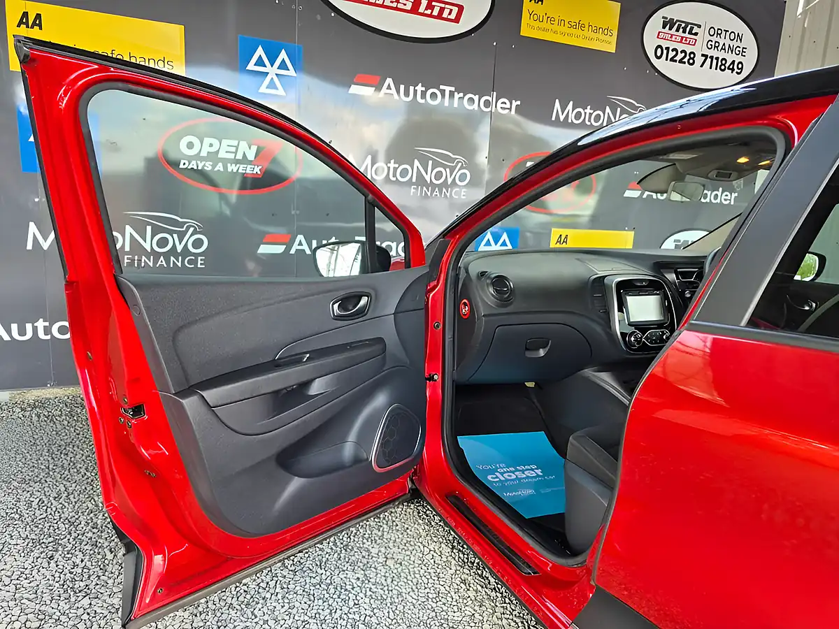 Used 2018 Renault Captur Iconic Red - Interior and Exterior details 14