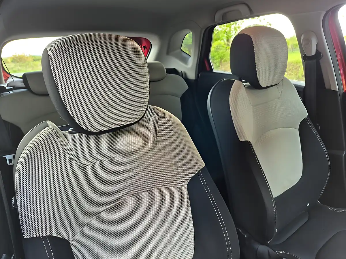 Used 2018 Renault Captur Iconic Red - Interior and Exterior details 16