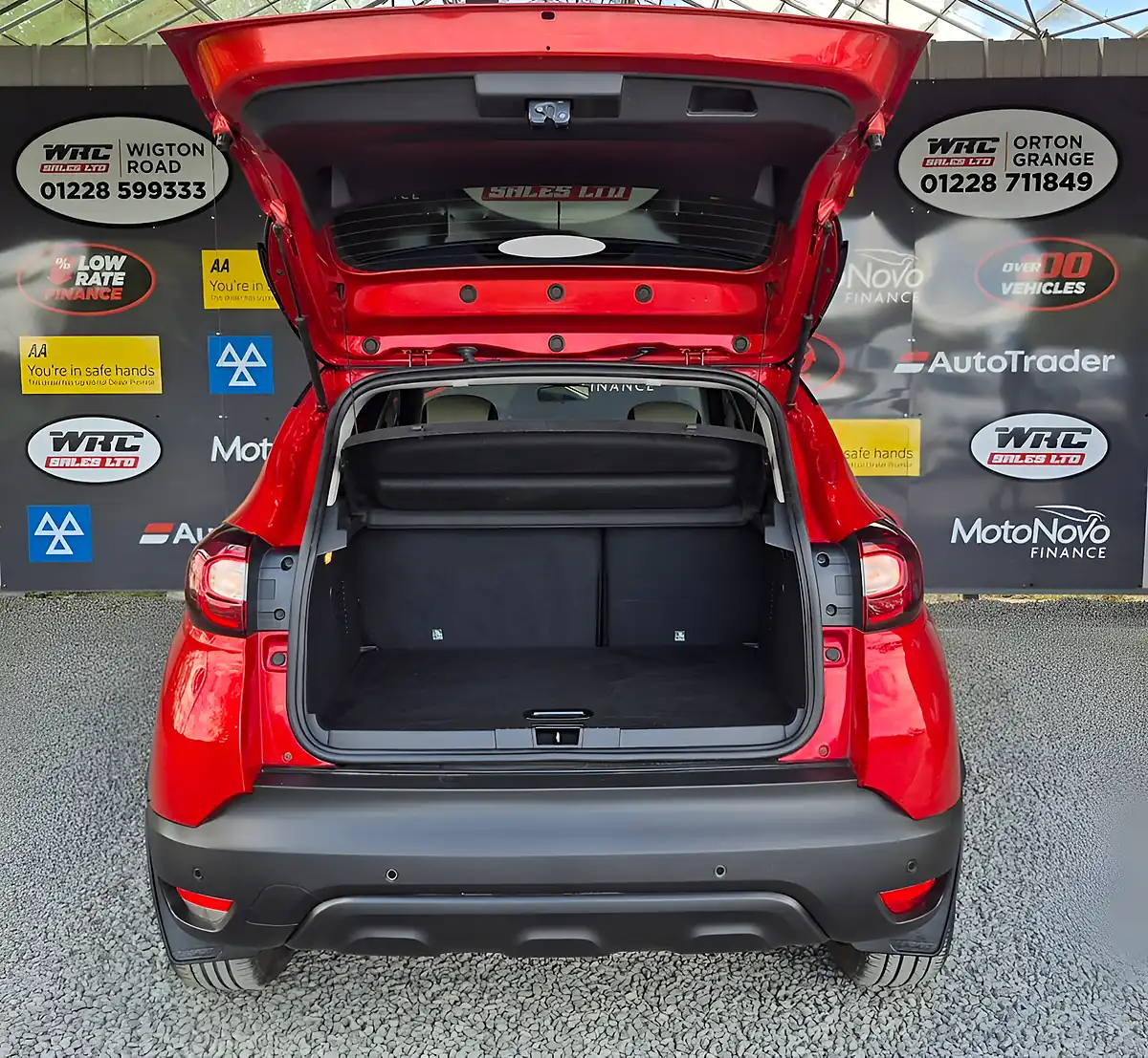 Used 2018 Renault Captur Iconic Red - Interior and Exterior details 9
