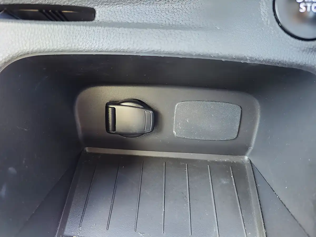 Used 2018 Renault Captur Iconic Red - Interior and Exterior details 18