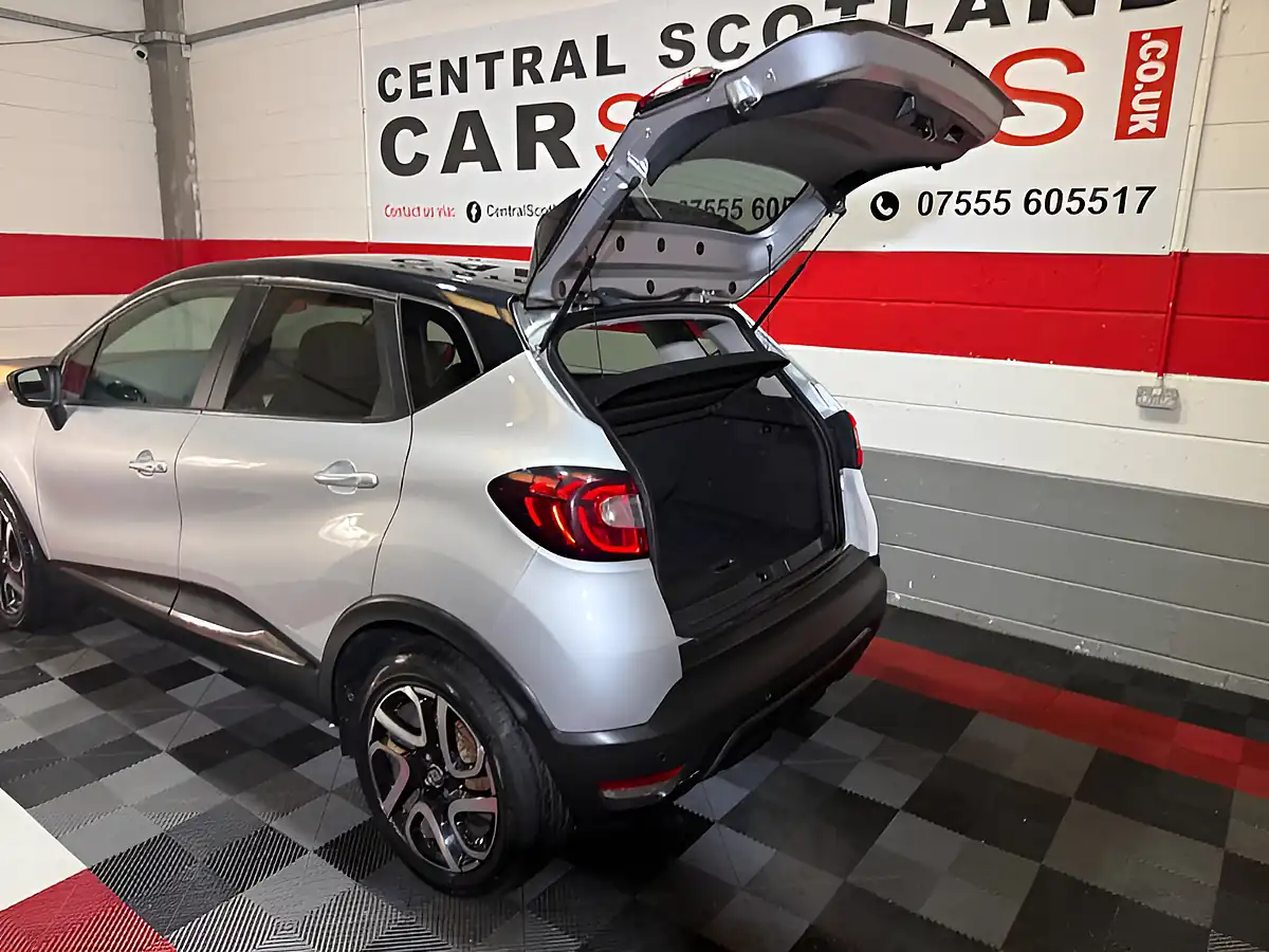 Used 2018 Renault Captur Iconic Silver - Interior and Exterior details 10
