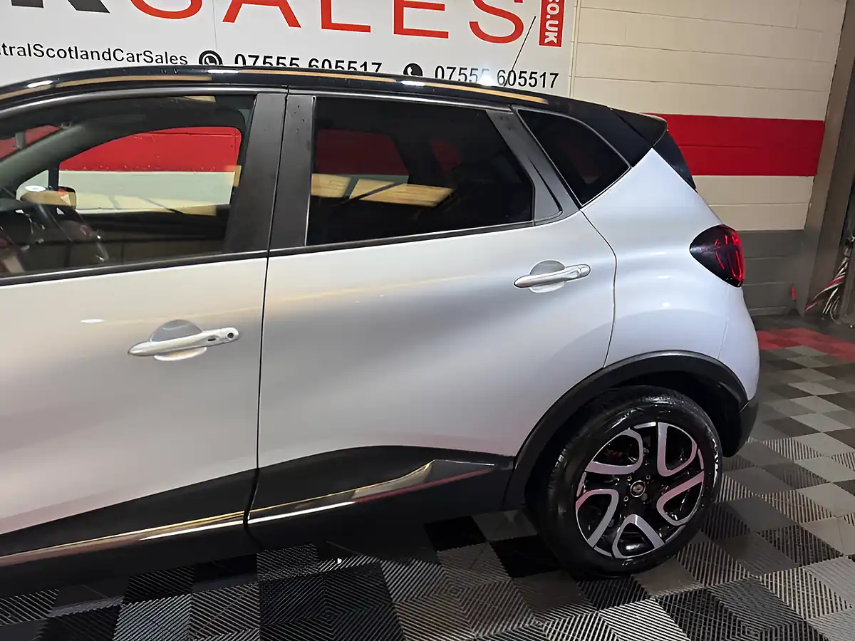 Used 2018 Renault Captur Iconic Silver - Interior and Exterior details 2