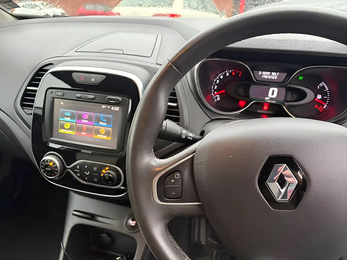 Used 2018 Renault Captur Iconic Silver - Interior and Exterior details 10