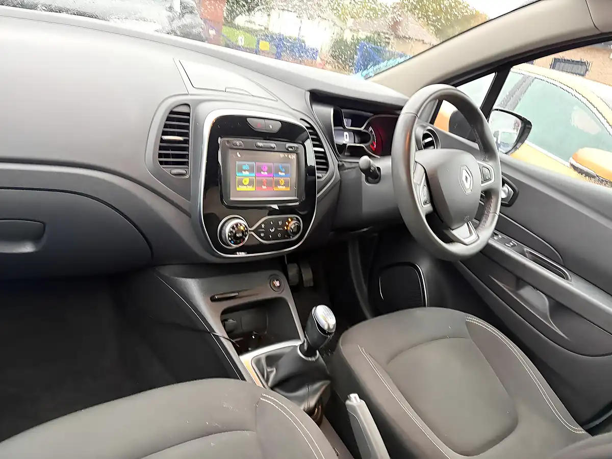Used 2018 Renault Captur Iconic Silver - Interior and Exterior details 11