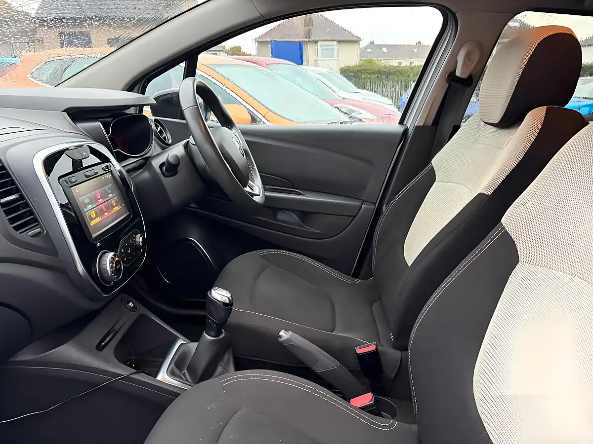 Used 2018 Renault Captur Iconic Silver - Interior and Exterior details 12