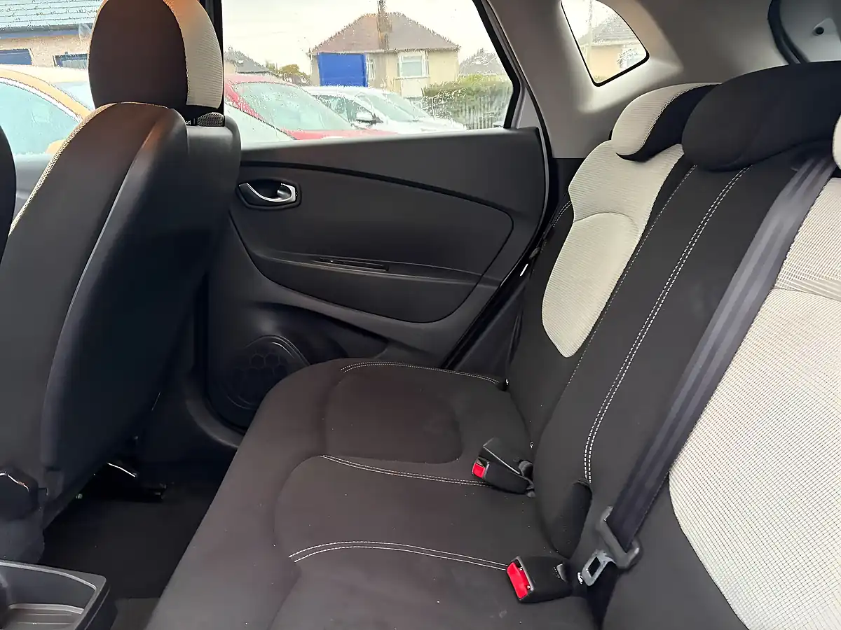 Used 2018 Renault Captur Iconic Silver - Interior and Exterior details 13