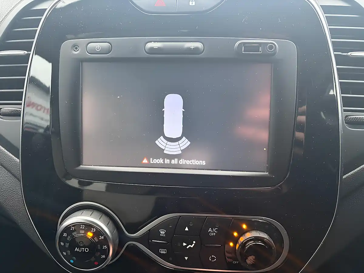 Used 2018 Renault Captur Iconic Silver - Interior and Exterior details 15