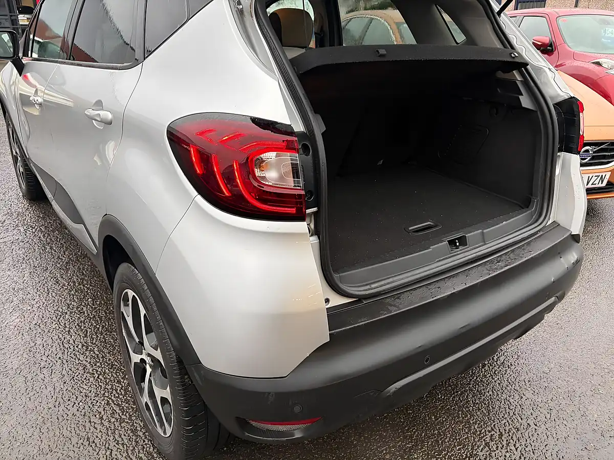 Used 2018 Renault Captur Iconic Silver - Interior and Exterior details 8