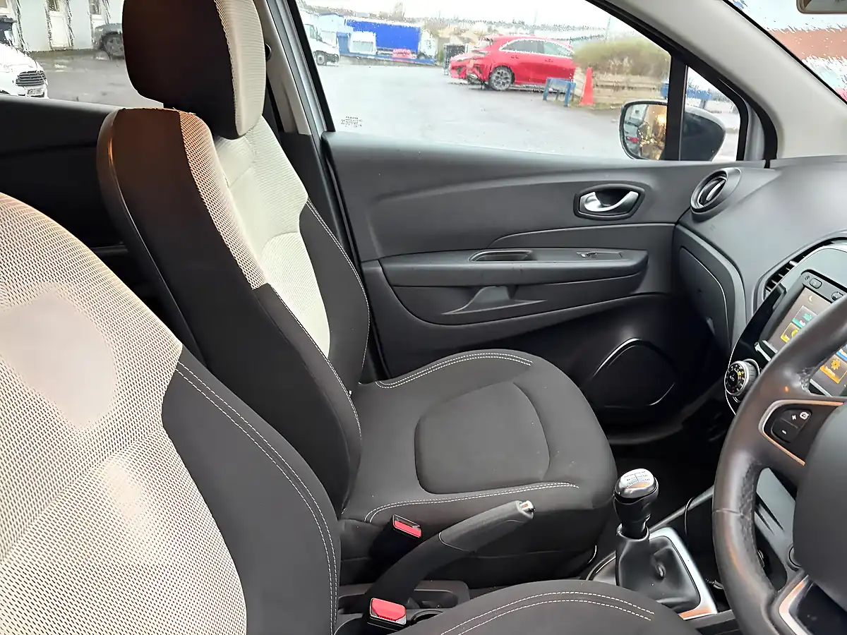 Used 2018 Renault Captur Iconic Silver - Interior and Exterior details 9