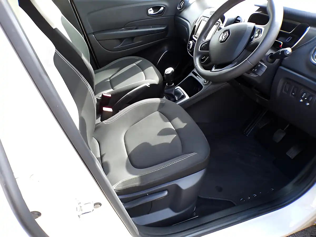 Used 2018 Renault Captur Iconic White - Interior and Exterior details 15