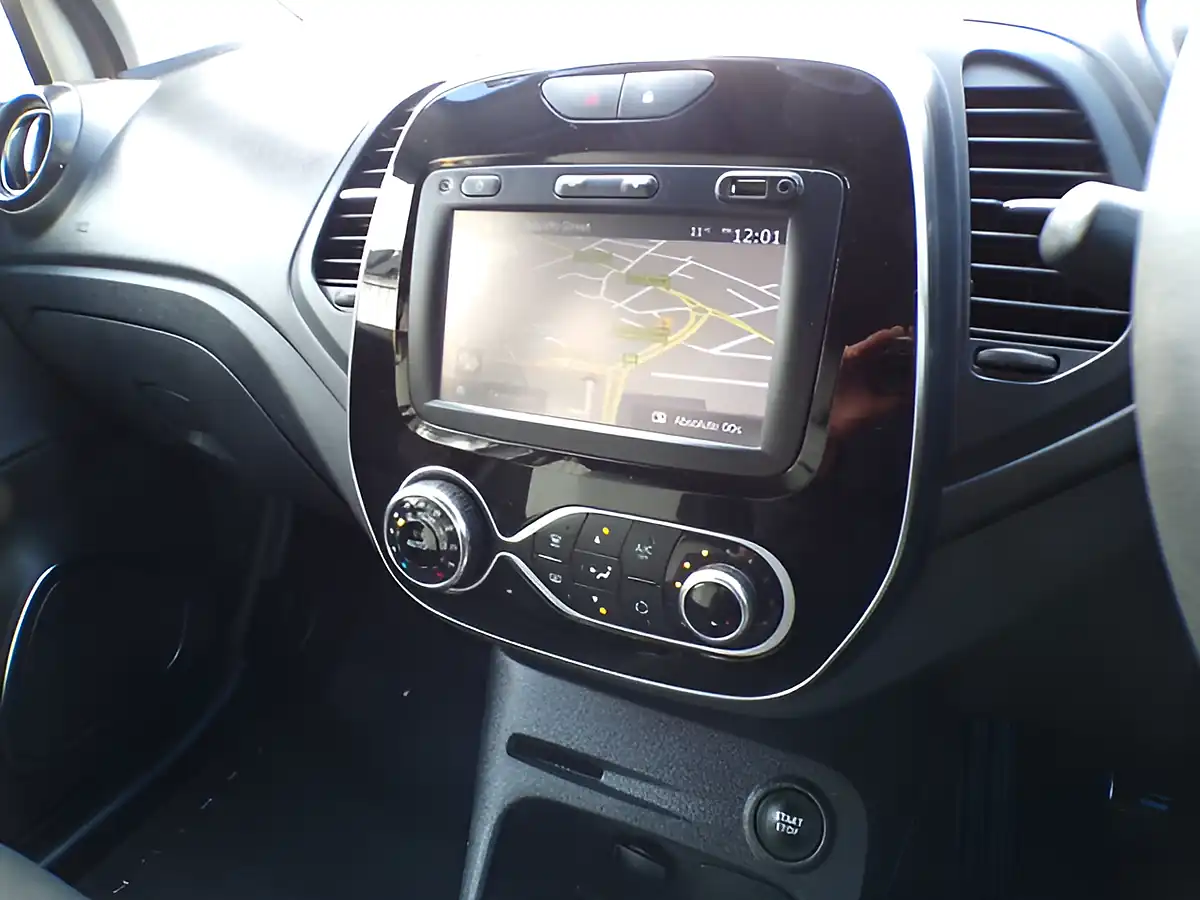 Used 2018 Renault Captur Iconic White - Interior and Exterior details 17