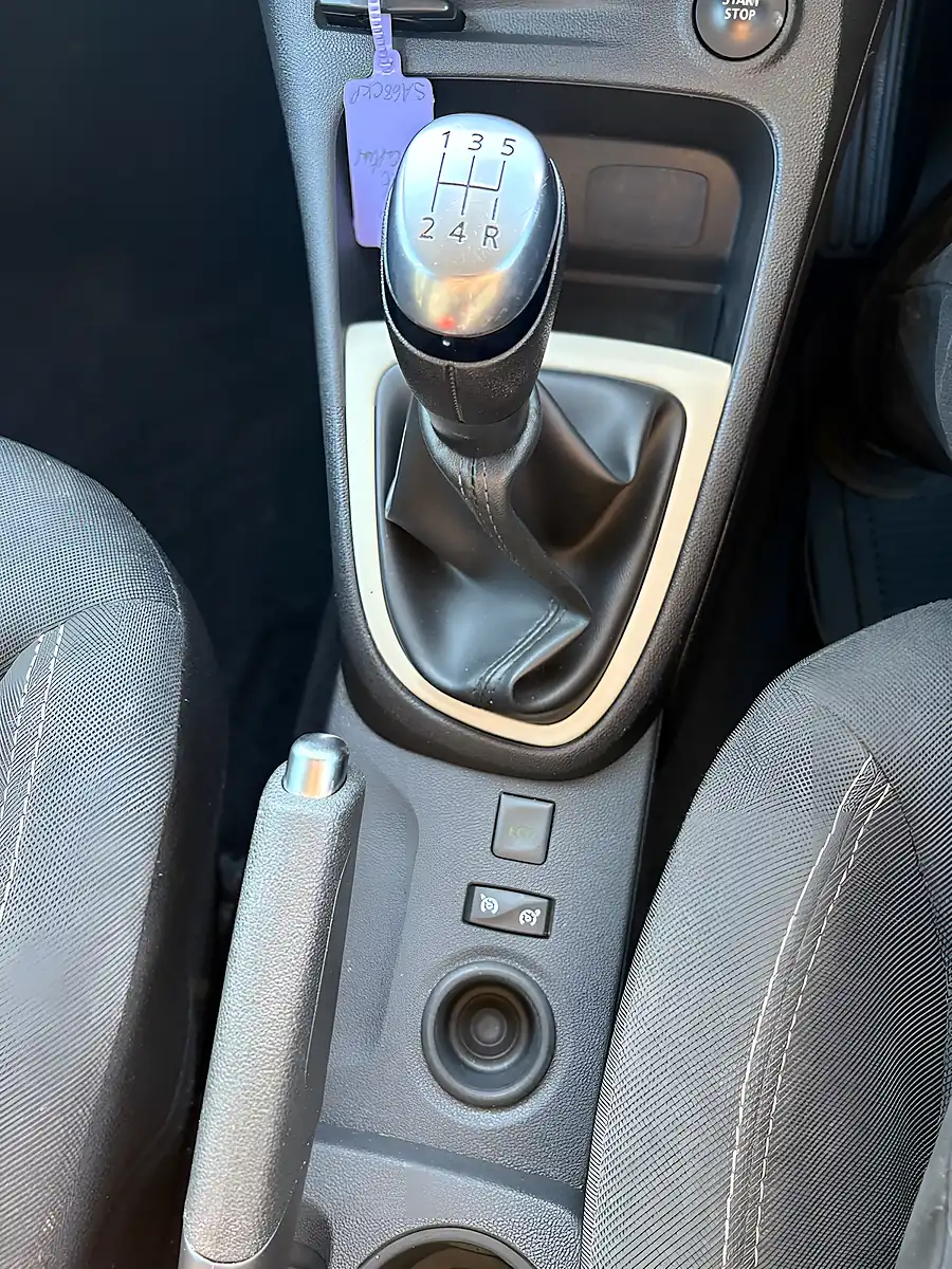 Used 2018 Renault Captur Play Blue - Interior and Exterior details 12