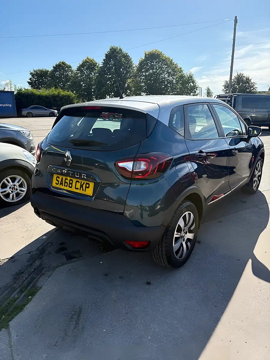 Used 2018 Renault Captur Play Blue - Interior and Exterior details 4