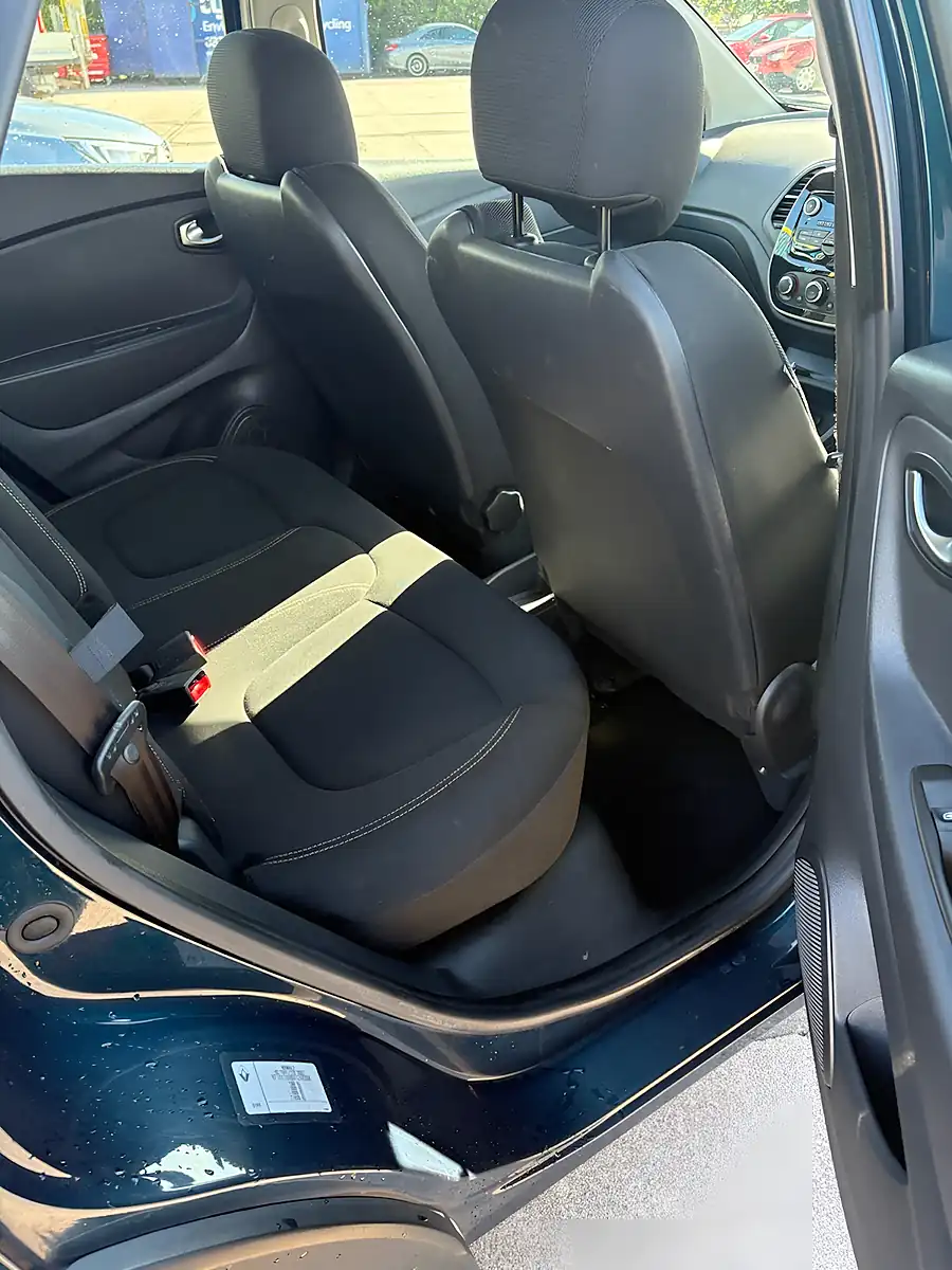Used 2018 Renault Captur Play Blue - Interior and Exterior details 8