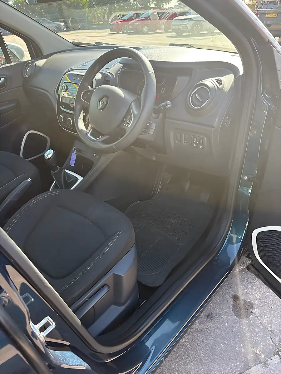 Used 2018 Renault Captur Play Blue - Interior and Exterior details 9