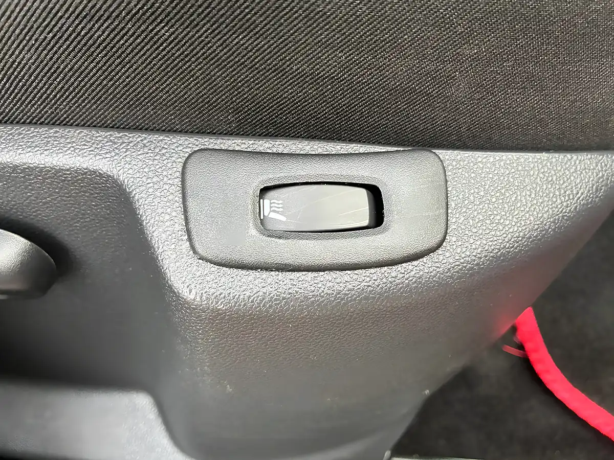Used 2018 Renault Captur Signature X Nav Red - Interior and Exterior details 16