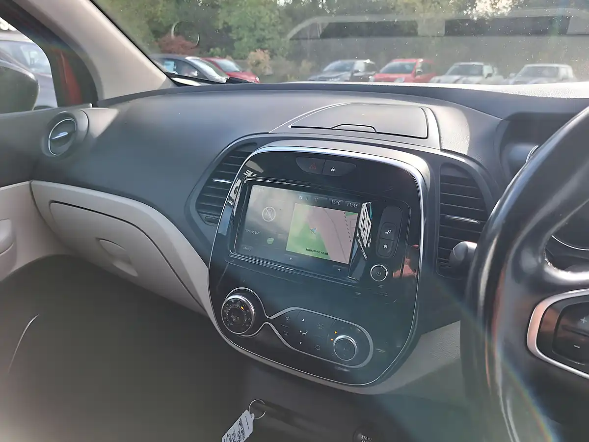 Used 2018 Renault Captur Signature X Nav Red - Interior and Exterior details 13