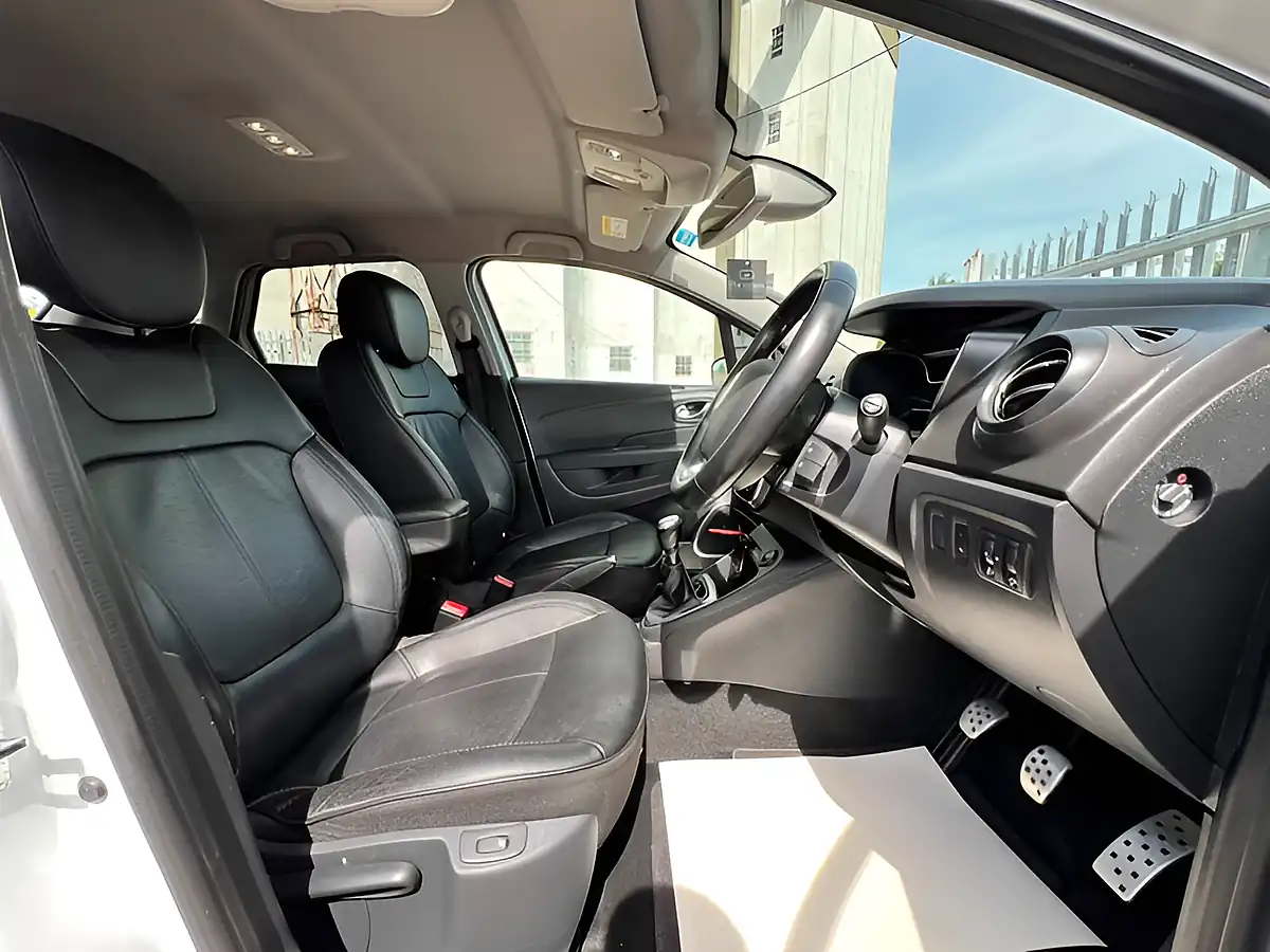 Used 2018 Renault Captur Signature X Nav White/Black - Interior and Exterior details 13