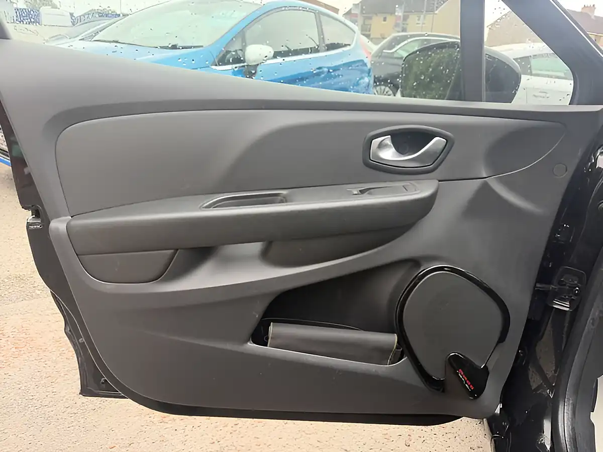Used 2018 Renault Clio Dynamique Nav Black - Interior and Exterior details 13