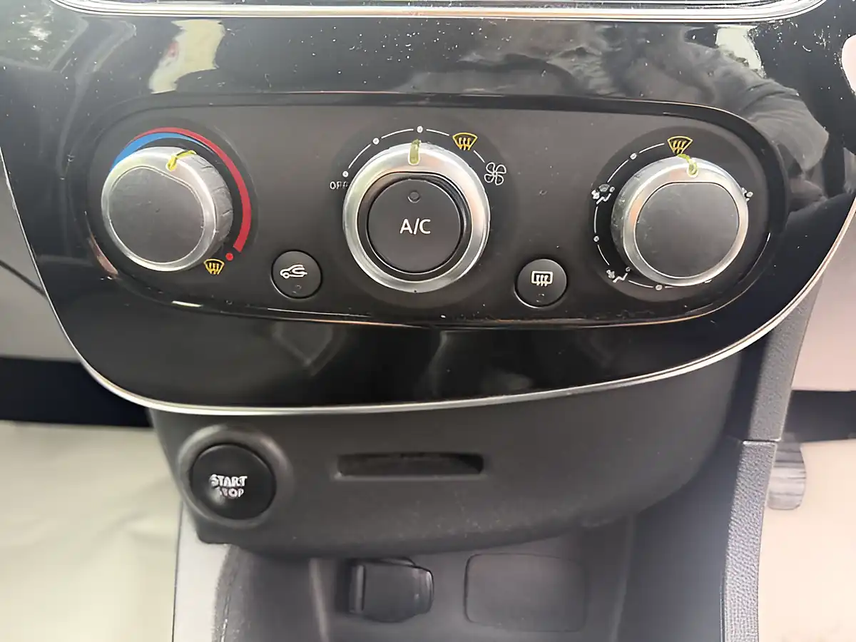 Used 2018 Renault Clio Dynamique Nav Black - Interior and Exterior details 18
