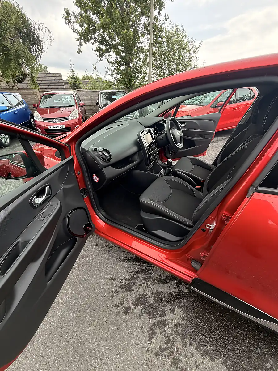 Used 2018 Renault Clio Dynamique Nav Premium Pearl Red Metallic - Interior and Exterior details 15