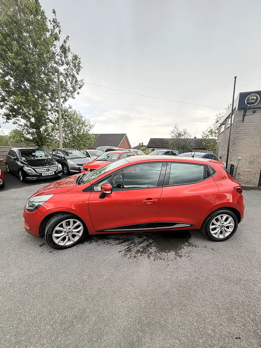 Used 2018 Renault Clio Dynamique Nav Premium Pearl Red Metallic - Interior and Exterior details 4