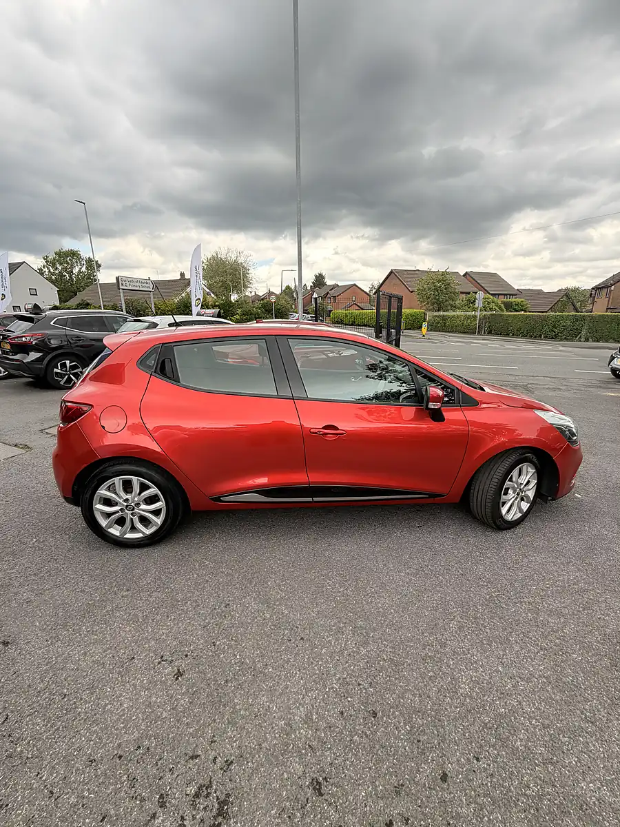 Used 2018 Renault Clio Dynamique Nav Premium Pearl Red Metallic - Interior and Exterior details 8