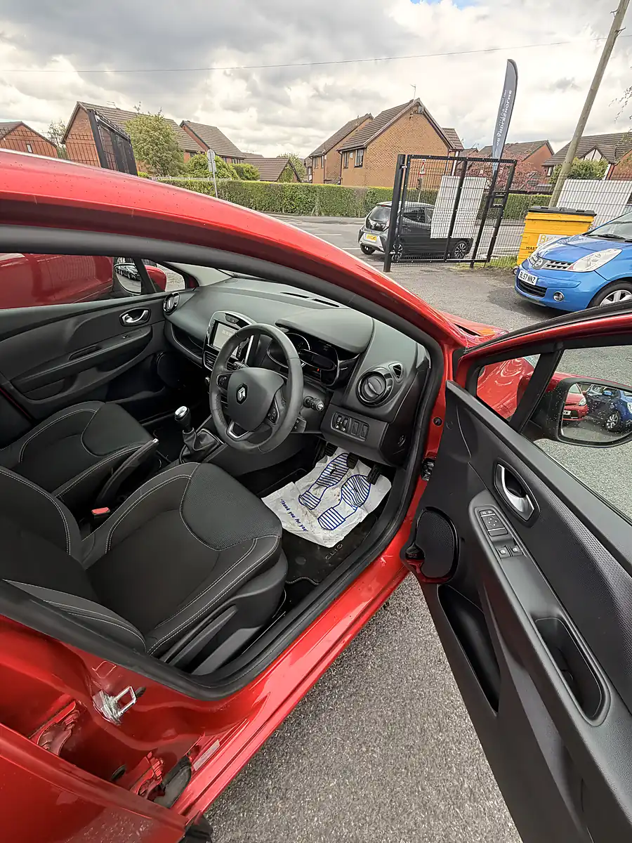 Used 2018 Renault Clio Dynamique Nav Premium Pearl Red Metallic - Interior and Exterior details 9