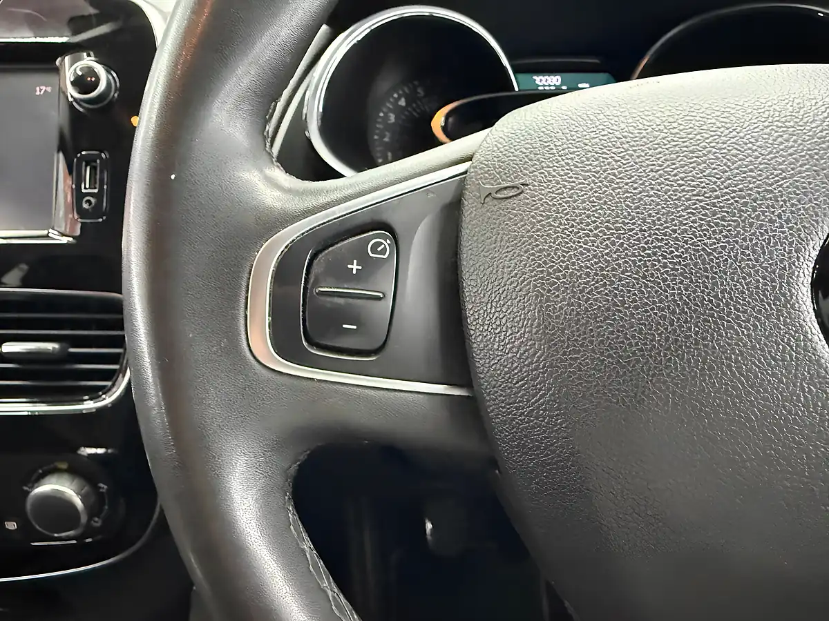 Used 2018 Renault Clio Dynamique Nav Red - Interior and Exterior details 19