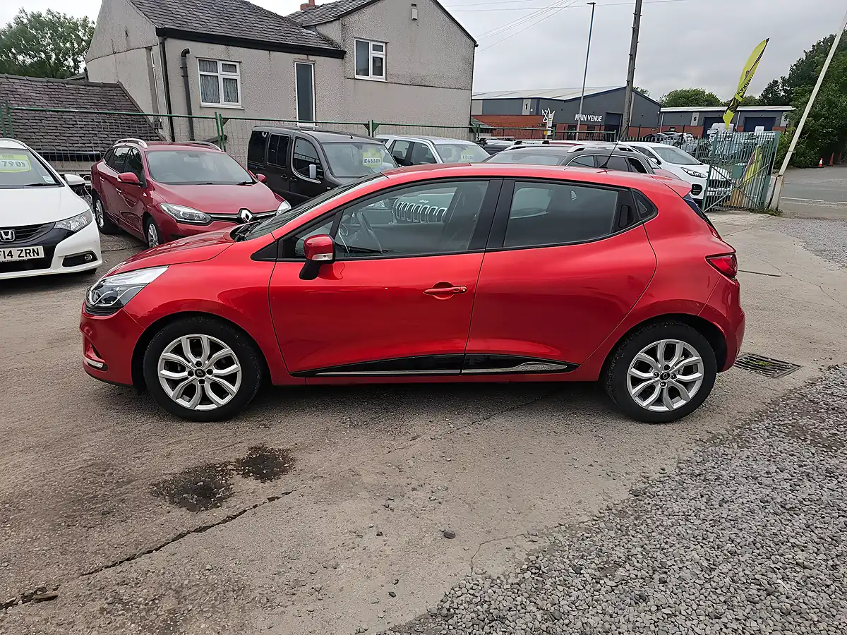 Used 2018 Renault Clio Dynamique Nav Red - Interior and Exterior details 5