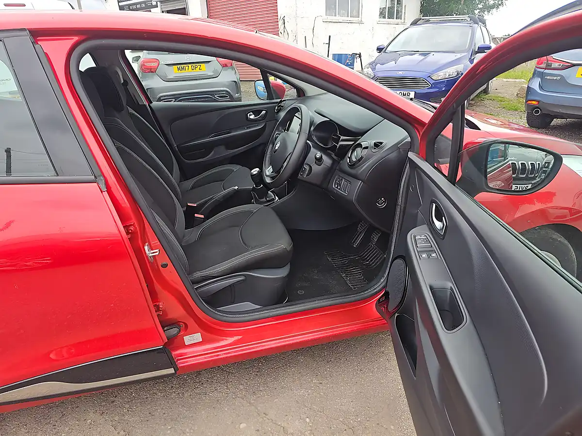 Used 2018 Renault Clio Dynamique Nav Red - Interior and Exterior details 9