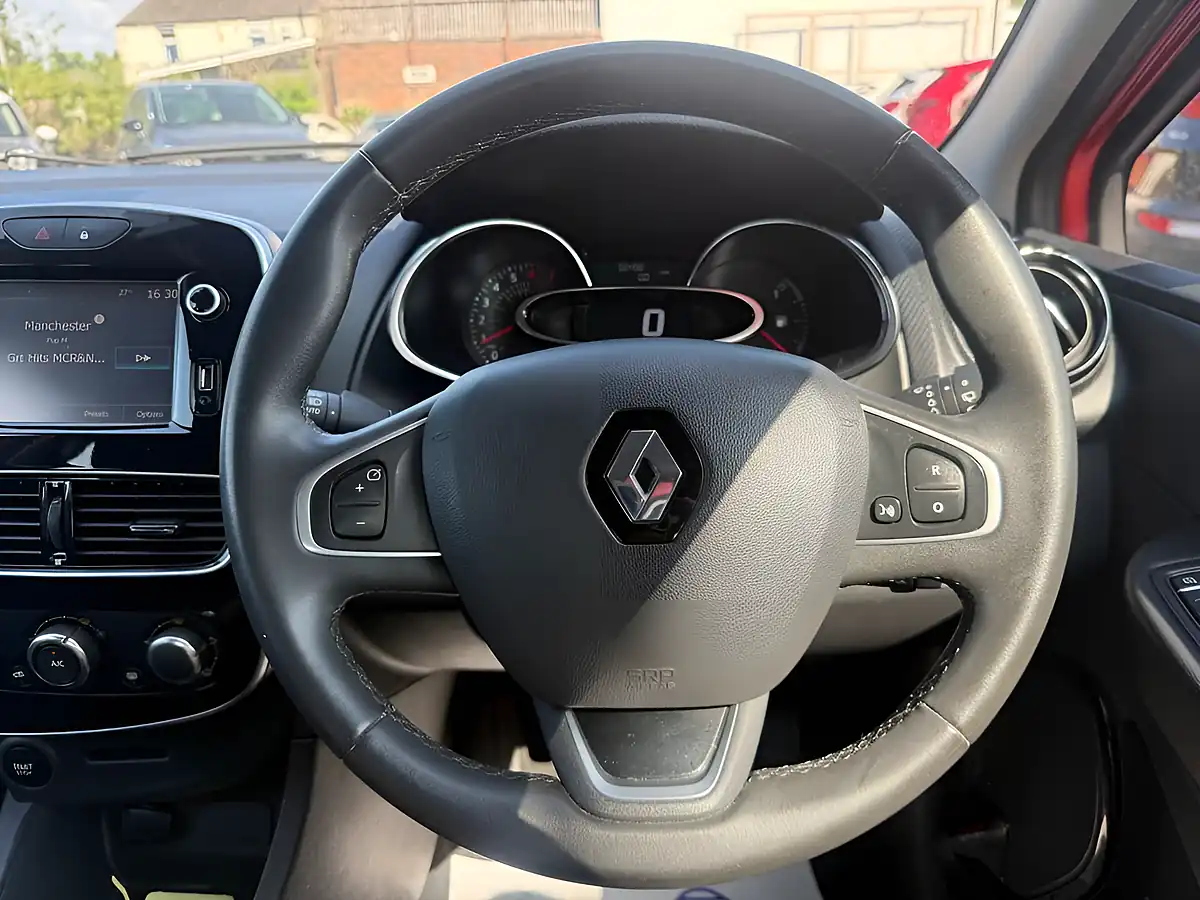 Used 2018 Renault Clio Dynamique Nav Red - Interior and Exterior details 15