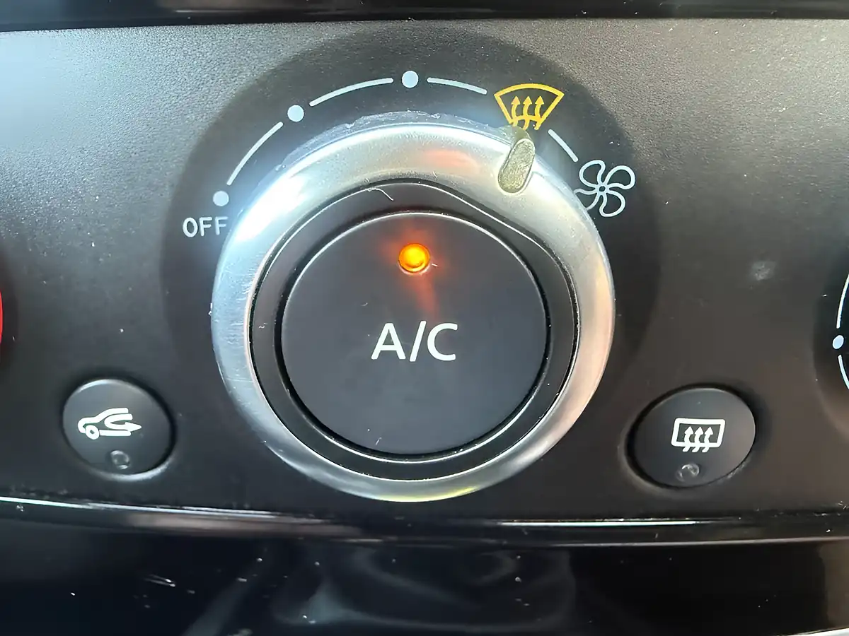 Used 2018 Renault Clio Dynamique Nav Red - Interior and Exterior details 19