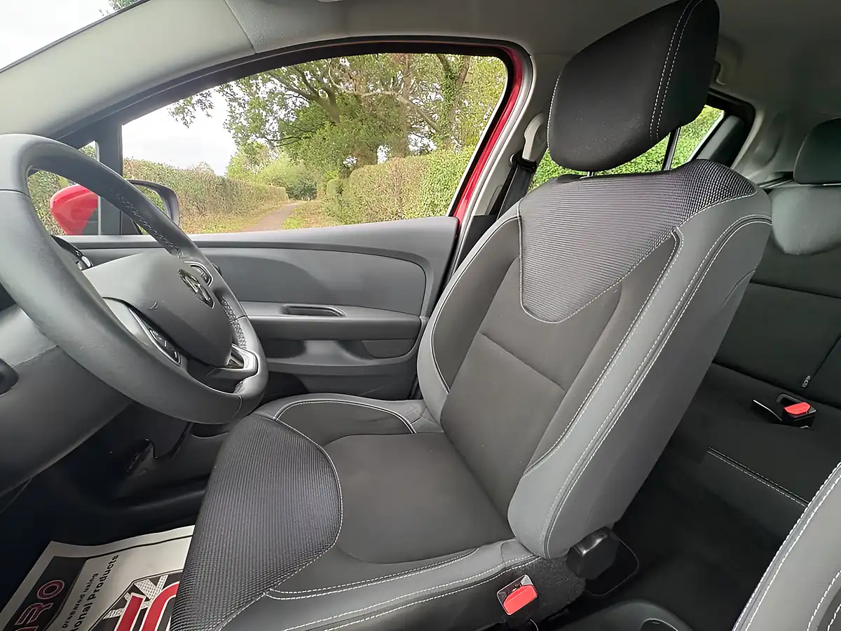 Used 2018 Renault Clio Dynamique Nav Red - Interior and Exterior details 11