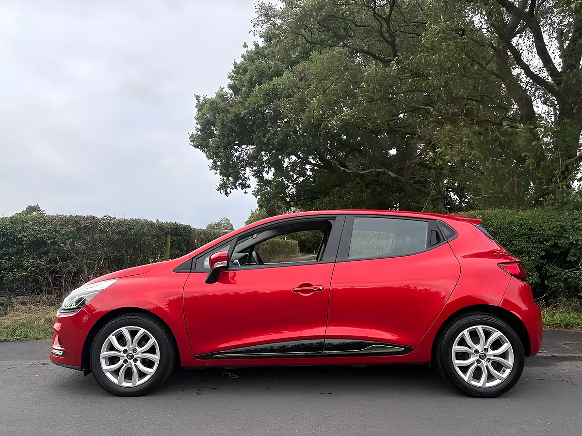 Used 2018 Renault Clio Dynamique Nav Red - Interior and Exterior details 4
