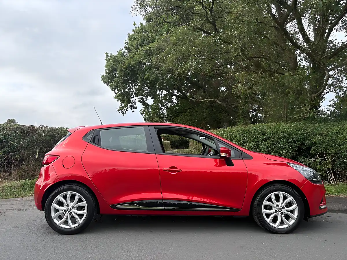 Used 2018 Renault Clio Dynamique Nav Red - Interior and Exterior details 5