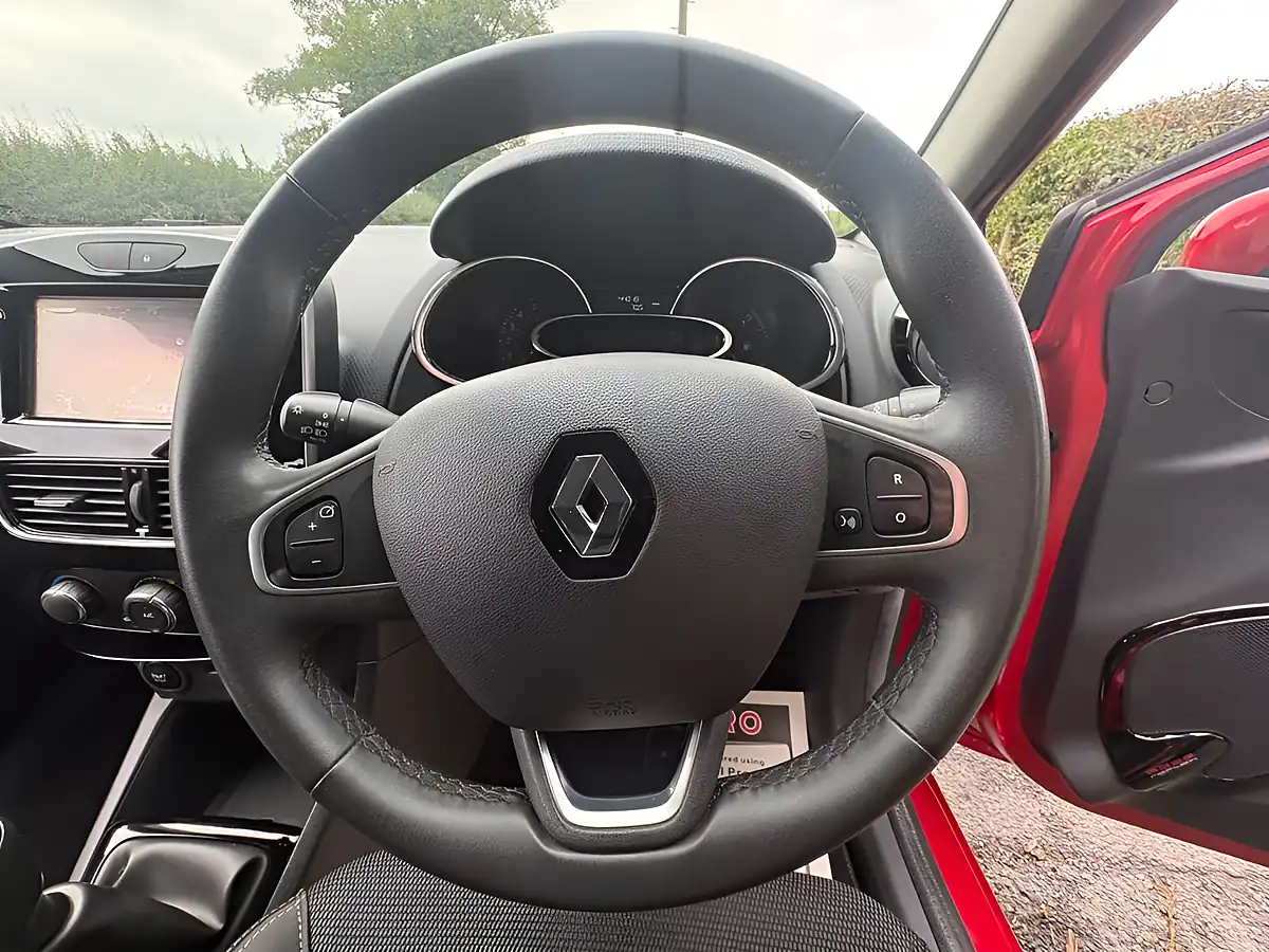 Used 2018 Renault Clio Dynamique Nav Red - Interior and Exterior details 9