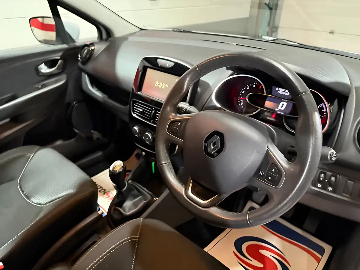 Used 2018 Renault Clio Dynamique Nav White - Interior and Exterior details 11