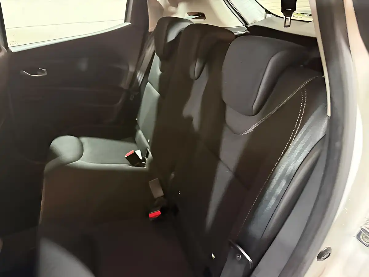 Used 2018 Renault Clio Dynamique Nav White - Interior and Exterior details 13