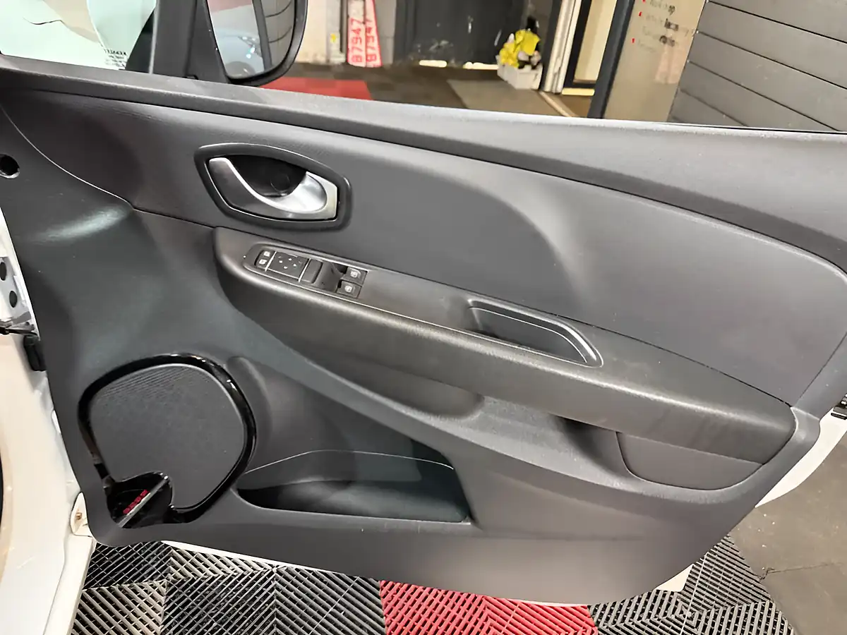 Used 2018 Renault Clio Dynamique Nav White - Interior and Exterior details 14