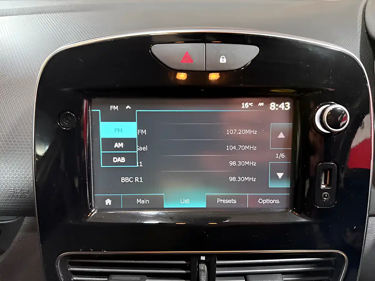 Used 2018 Renault Clio Dynamique Nav White - Interior and Exterior details 16