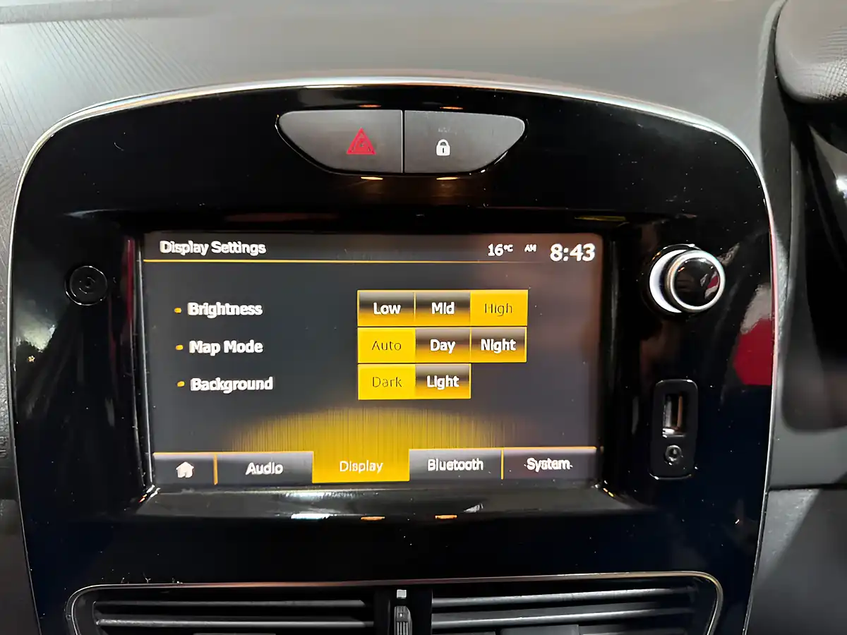Used 2018 Renault Clio Dynamique Nav White - Interior and Exterior details 17