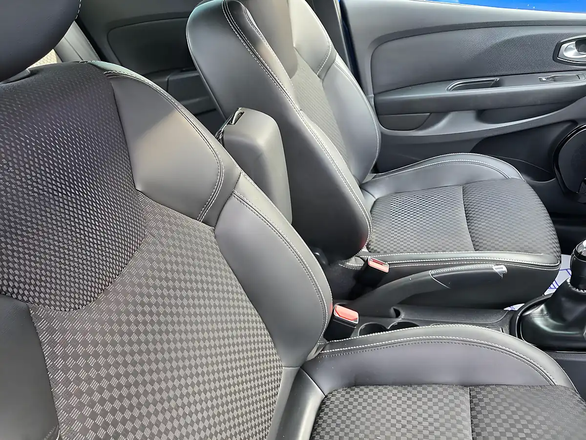 Used 2018 Renault Clio Dynamique S Nav Blue - Interior and Exterior details 10