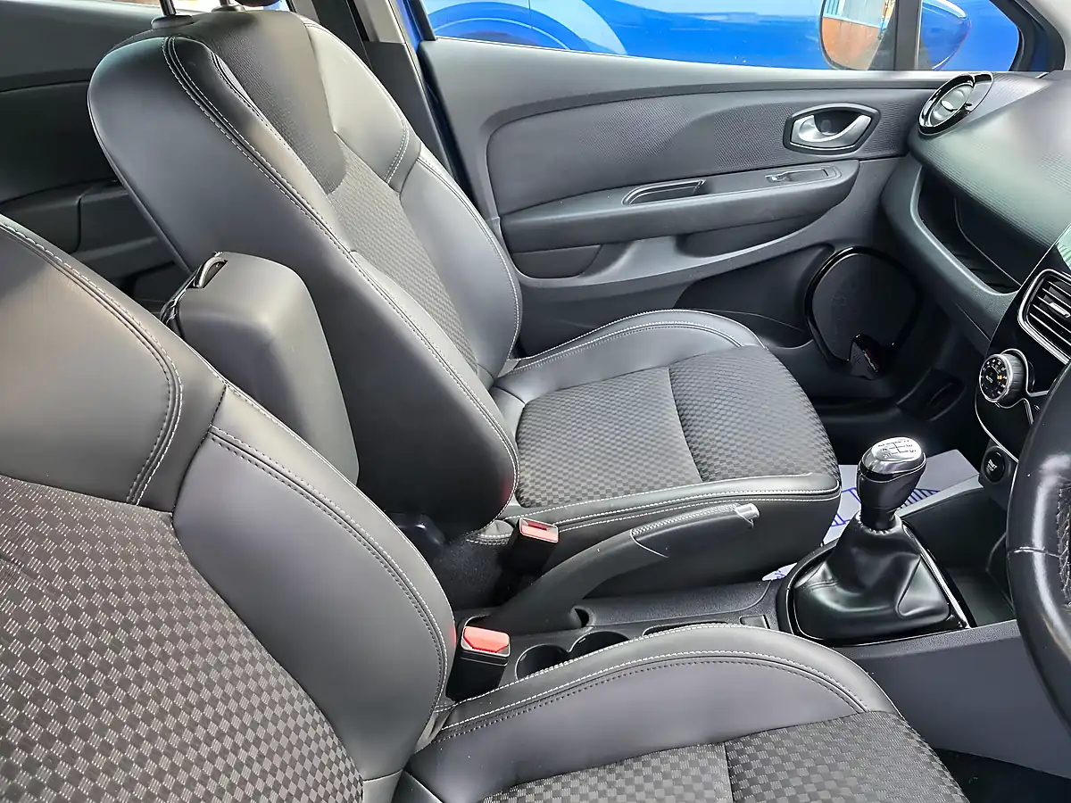 Used 2018 Renault Clio Dynamique S Nav Blue - Interior and Exterior details 11