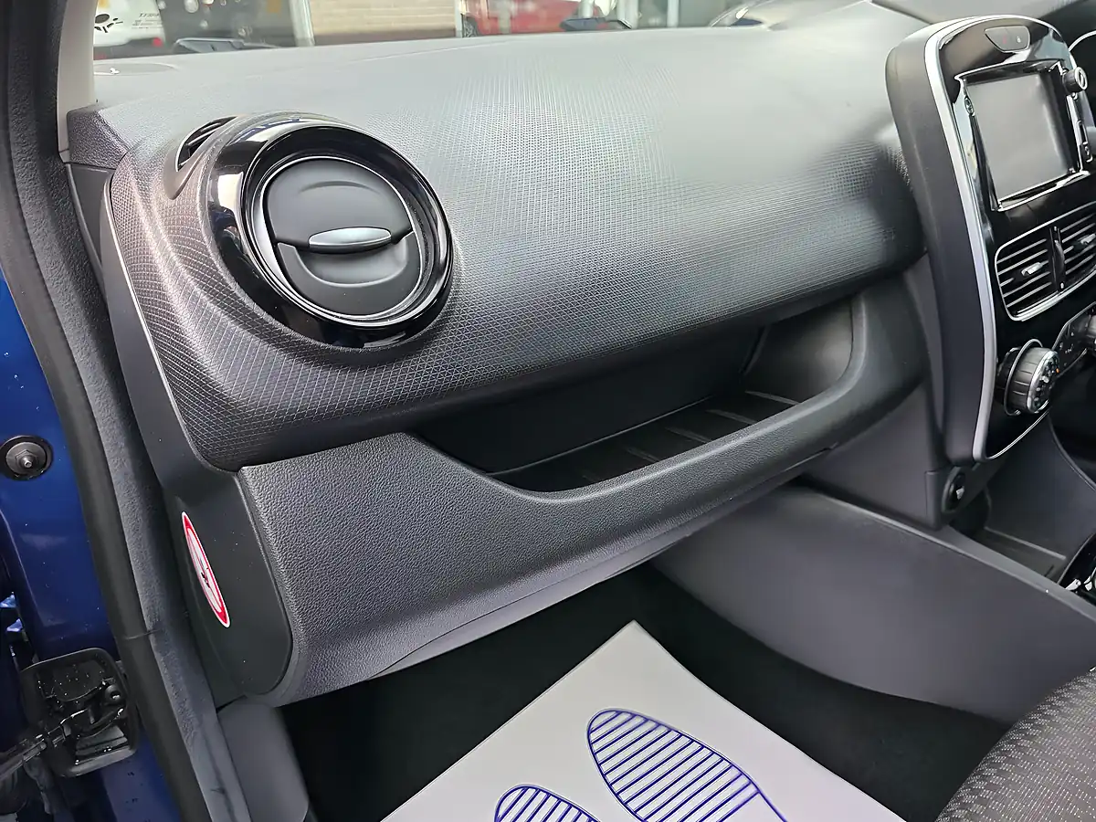 Used 2018 Renault Clio Dynamique S Nav Blue - Interior and Exterior details 14